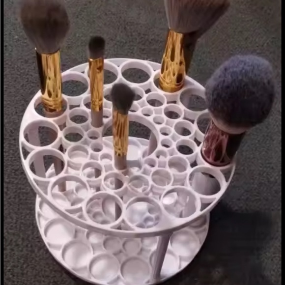 Beauty Tool & Makeup Brush Holder - Picture 2 of 3